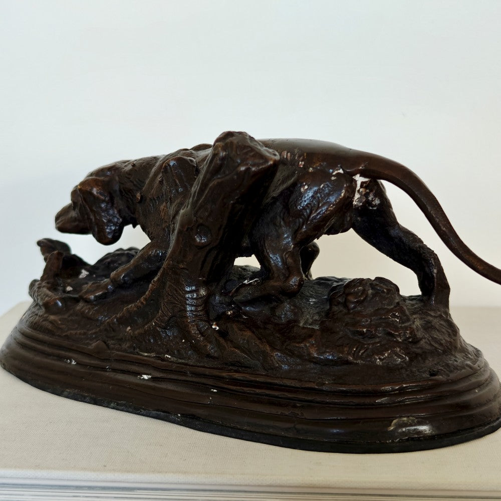 Cast bronze hunting dog|10938
