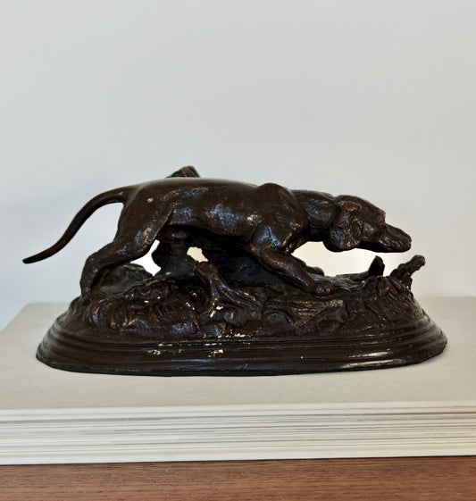 Cast bronze hunting dog|10935