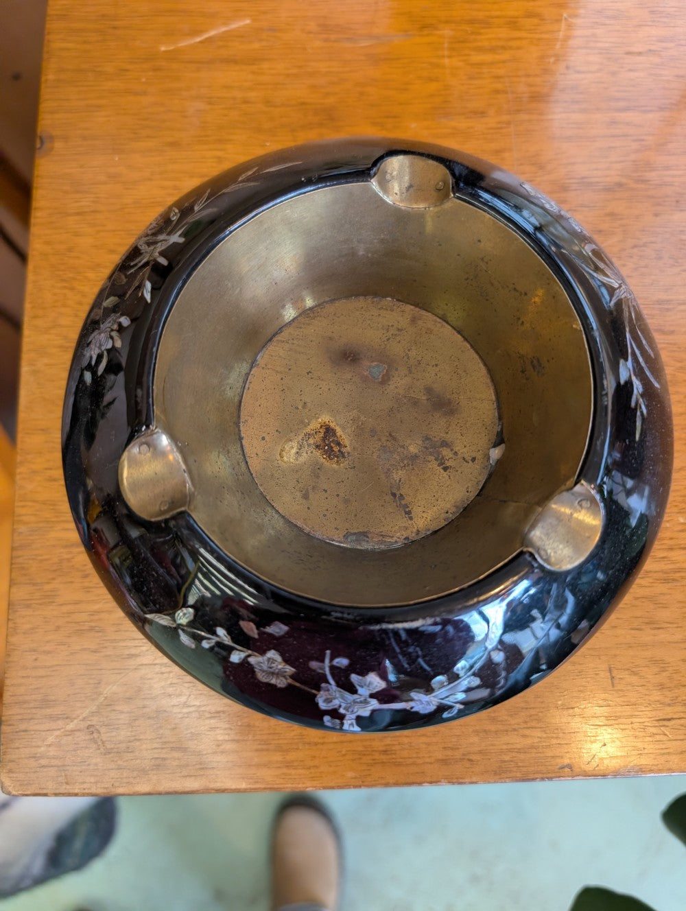 Brass Inlayed Mother of Pearl Shell Black Lacquer Vintage Ashtray|11621