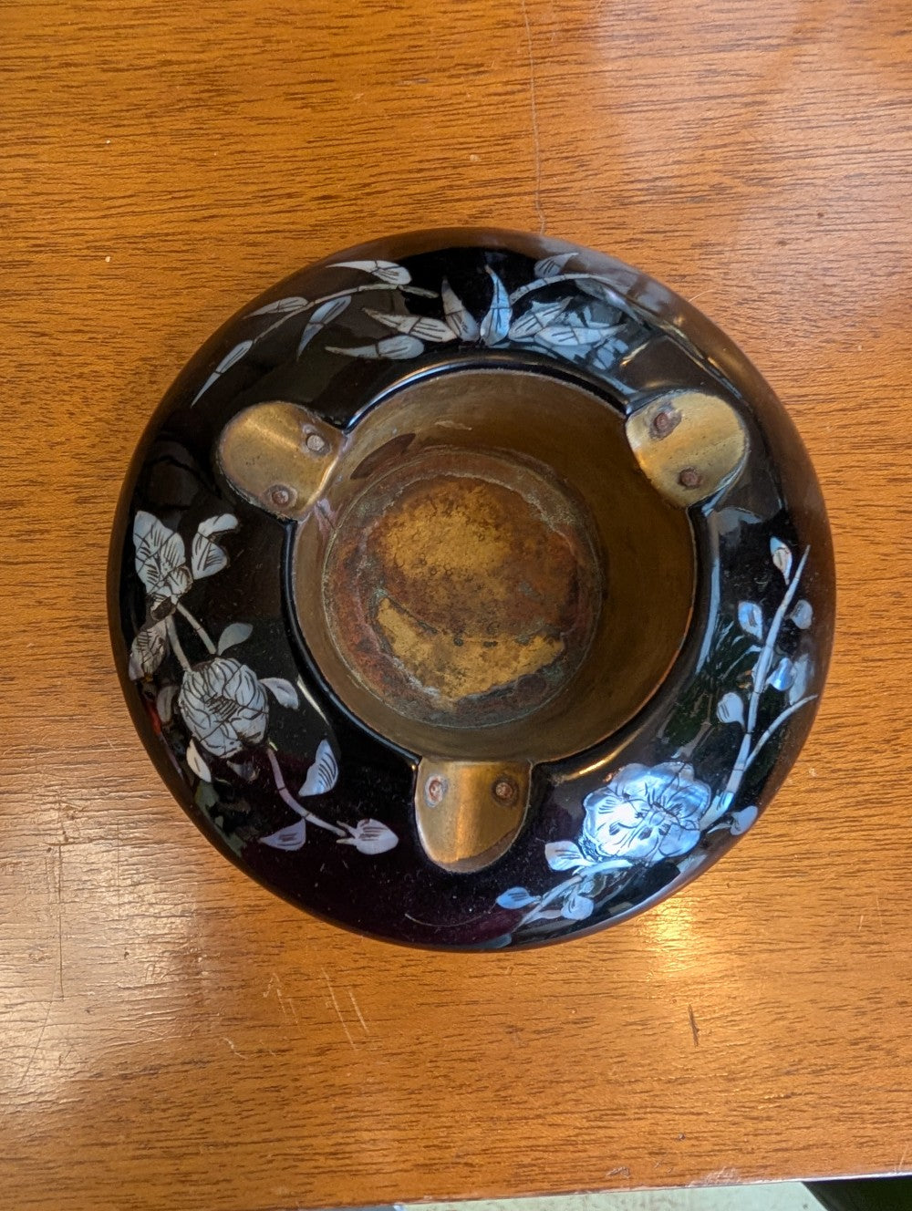 Brass Inlayed Mother of Pearl Shell Black Lacquer Vintage Ashtray|11618
