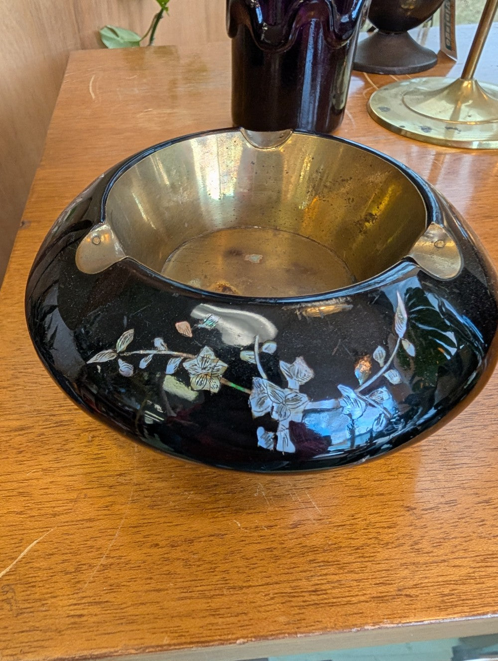 Brass Inlayed Mother of Pearl Shell Black Lacquer Vintage Ashtray|11620