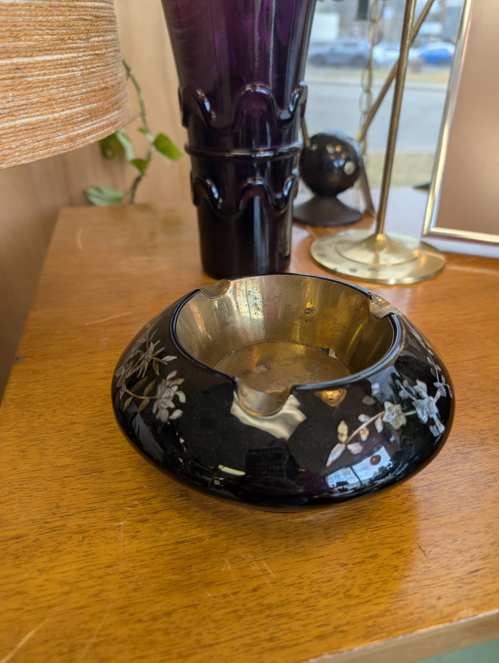 Brass Inlayed Mother of Pearl Shell Black Lacquer Vintage Ashtray|11619