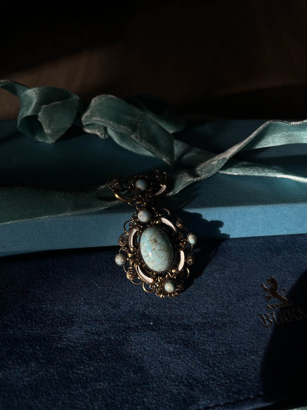 Vintage Choker: 1960s Brooch on 1920s Velvet Ribbon|11157