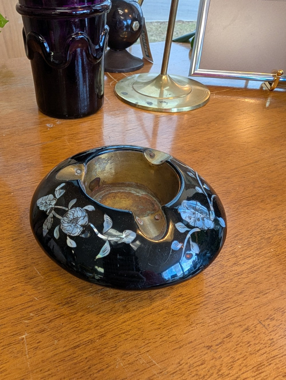 Brass Inlayed Mother of Pearl Shell Black Lacquer Vintage Ashtray|11617