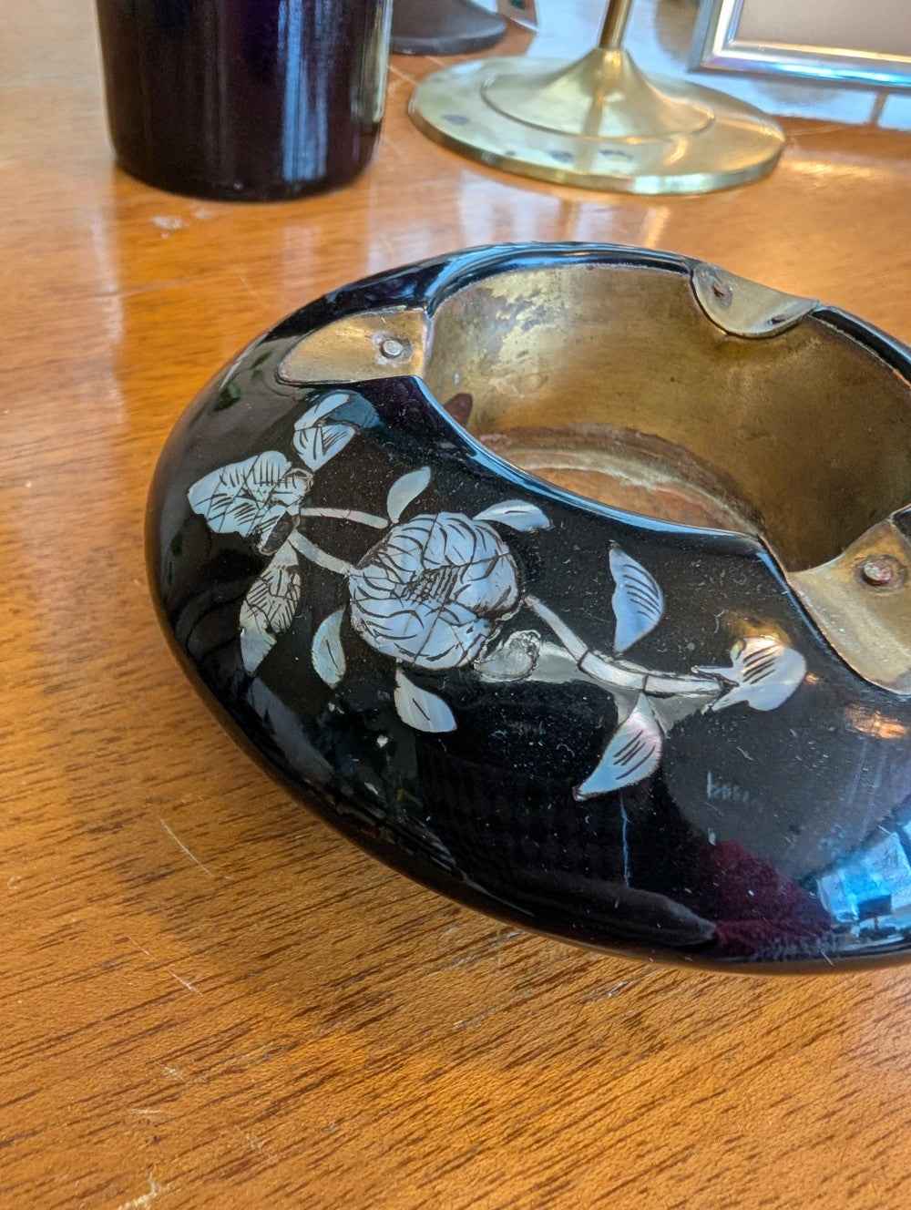 Brass Inlayed Mother of Pearl Shell Black Lacquer Vintage Ashtray|11616